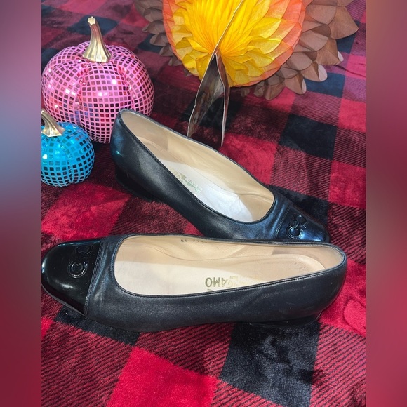 SALVATORE FERRAGAMO Black Leather & Patent Cap Toe Ballet Low Heel Size 8.5 C - Picture 6 of 13
